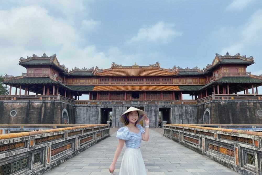 Bạn c&oacute; thể mix &aacute;o sơ mi d&agrave;i tay với v&aacute;y x&ograve;e, vừa giữ ấm, vừa l&ecirc;n h&igrave;nh đẹp hơn